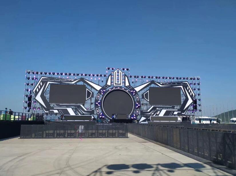 Outdoor concert stage barricades project