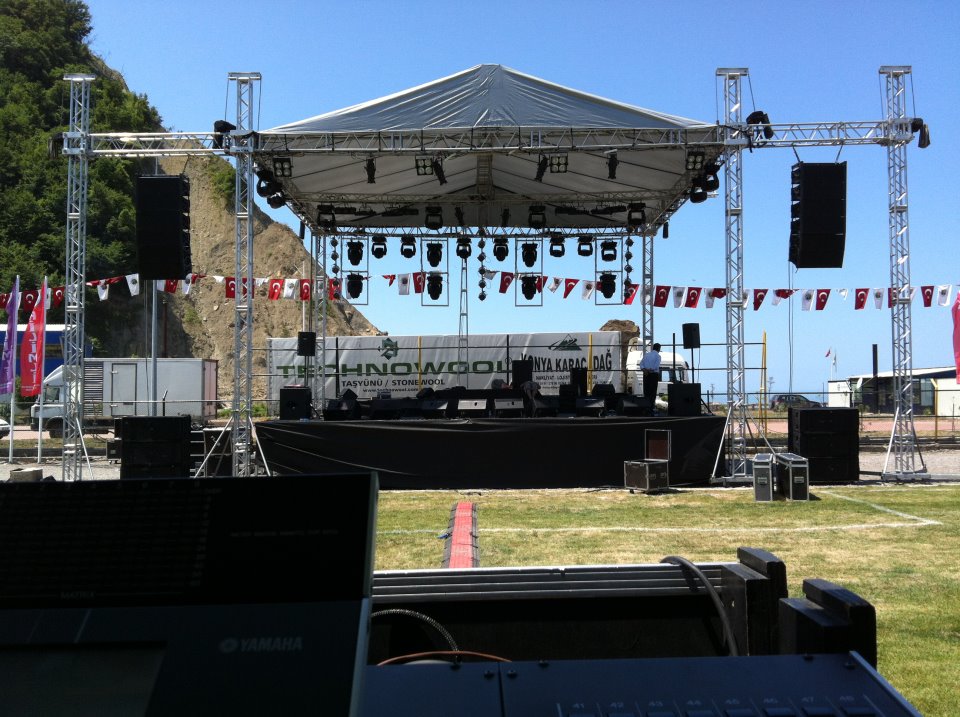 Outdoor concert stage roof truss system