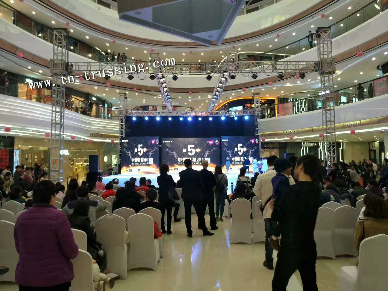 Lighting trussing system for shopping mall show